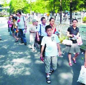 ▲外来工学校校长提醒,低年级学生应实时关注中考政策。 (资料图片)